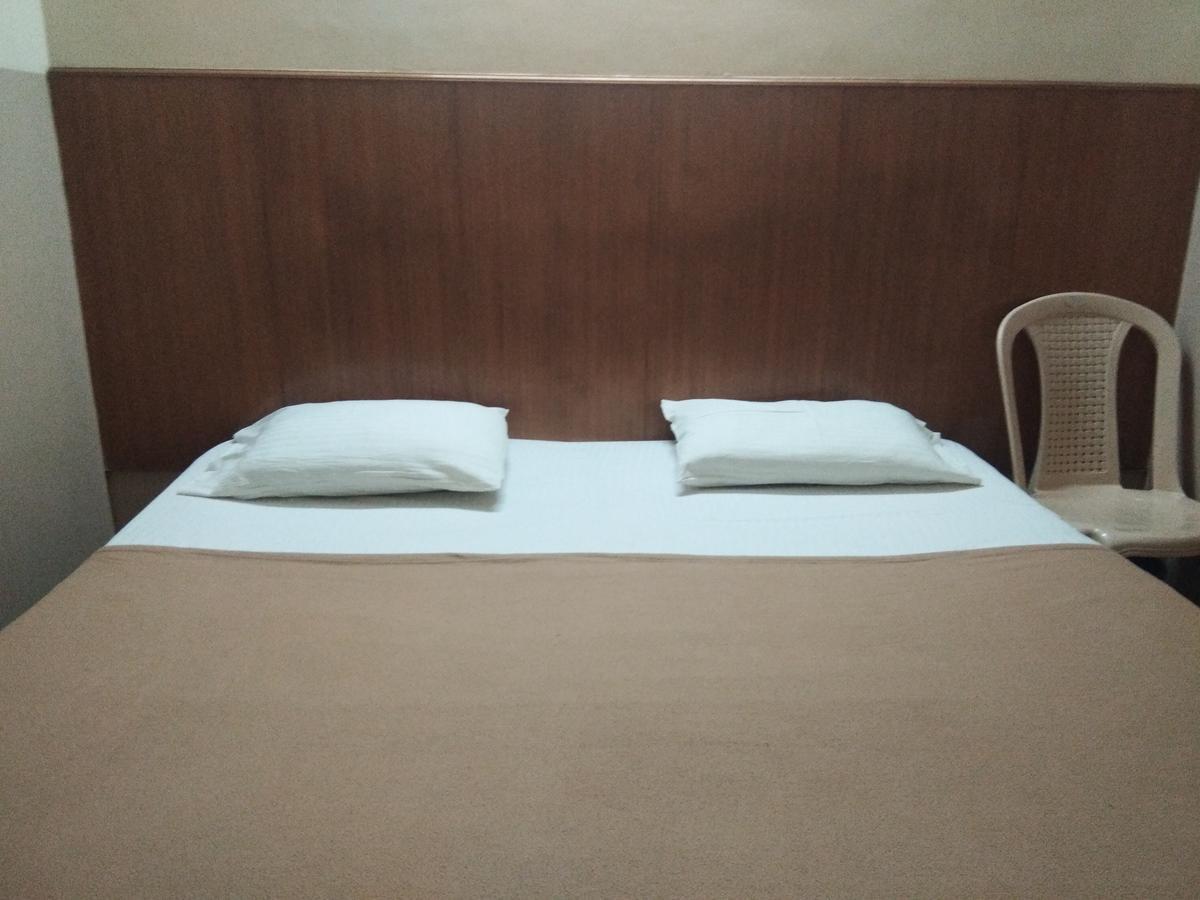 Veekay Tourist Home Bangalore Bagian luar foto