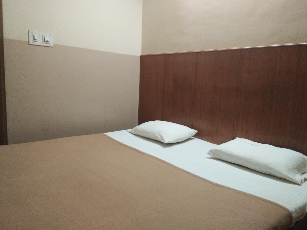 Veekay Tourist Home Bangalore Bagian luar foto
