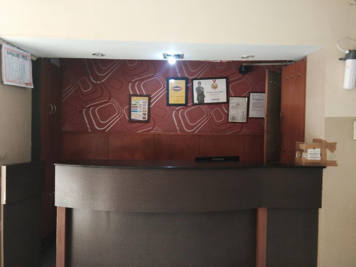 Veekay Tourist Home Bangalore Bagian luar foto