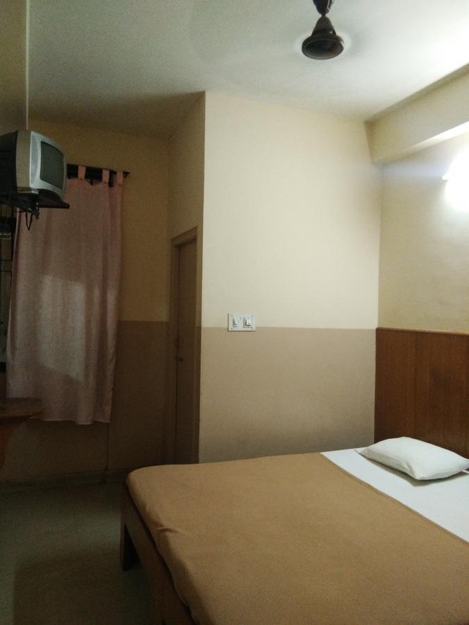 Veekay Tourist Home Bangalore Bagian luar foto