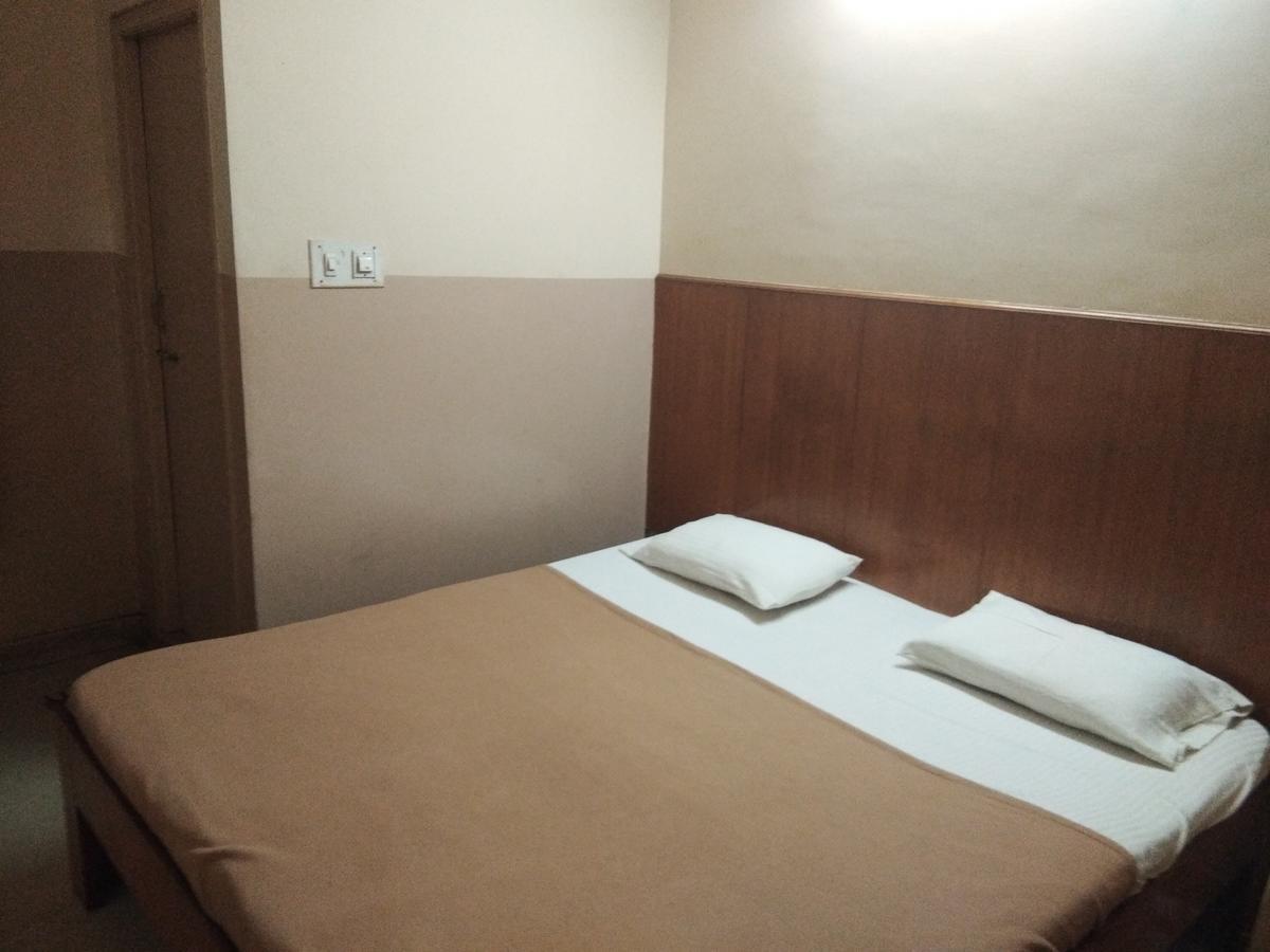 Veekay Tourist Home Bangalore Bagian luar foto